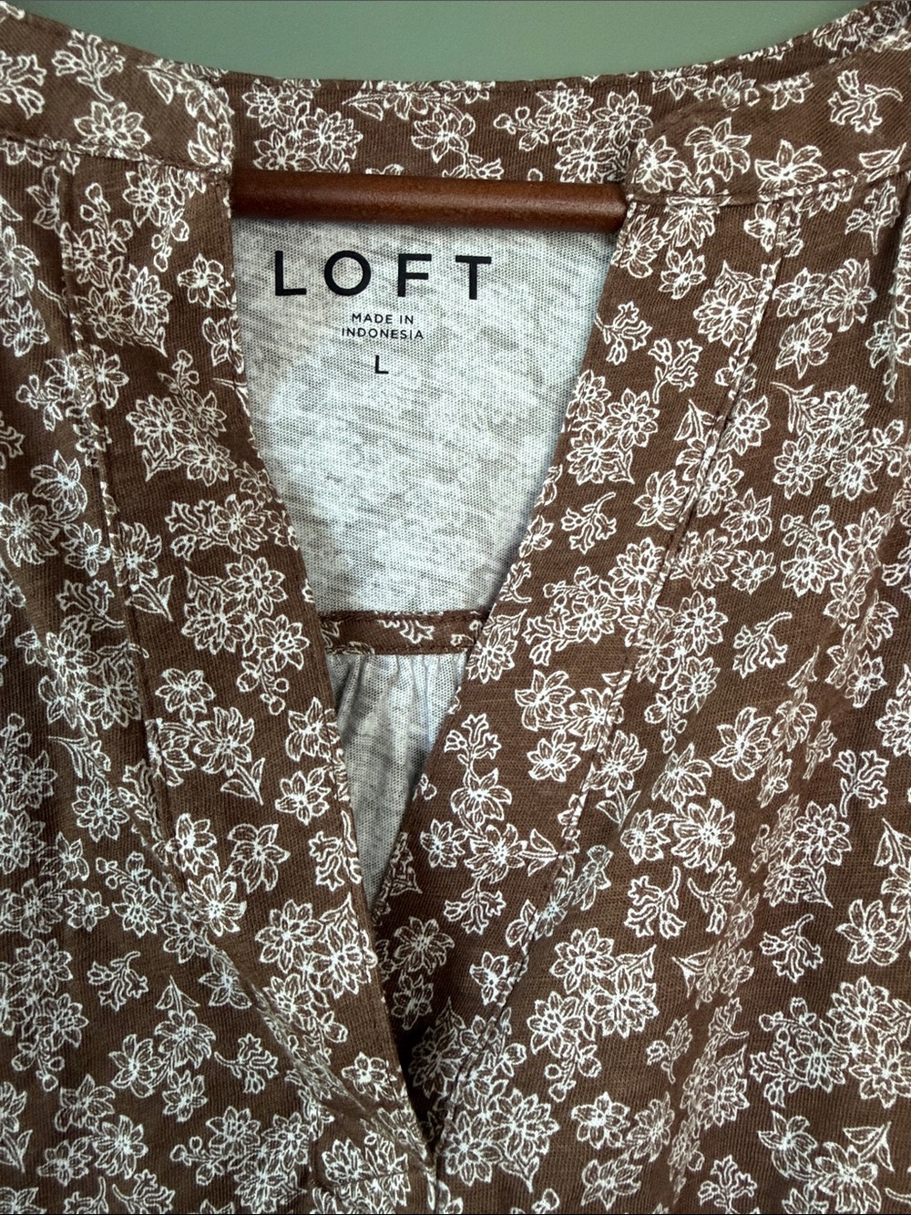 LOFT Brown Floral Split Neck Top - NWT - Picture 4 of 9